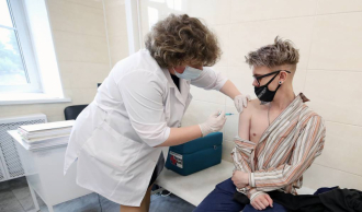 Главный педиатр Москвы рассказал о ходе исследований вакцины от ковида для подростков