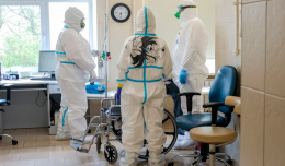В России продлят на 2021 год выплаты врачам за борьбу с коронавирусом
