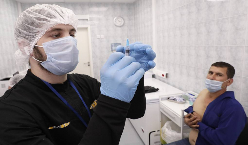 В Крыму ввели обязательную вакцинацию для работников нескольких сфер В Крыму ввели обязательную вакцинацию для работников нескольких сфер