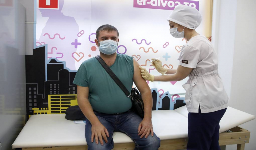 Вакцинация не занятых в сфере услуг москвичей будет добровольной Вакцинация не занятых в сфере услуг москвичей будет добровольной
